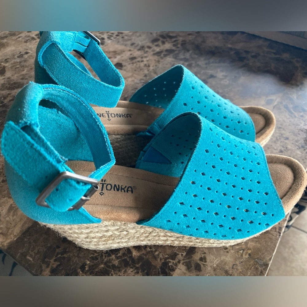 Minnetonka Leather Laser Cut Wedge Suede Sandal US Size 9 Turquoise Espadrille